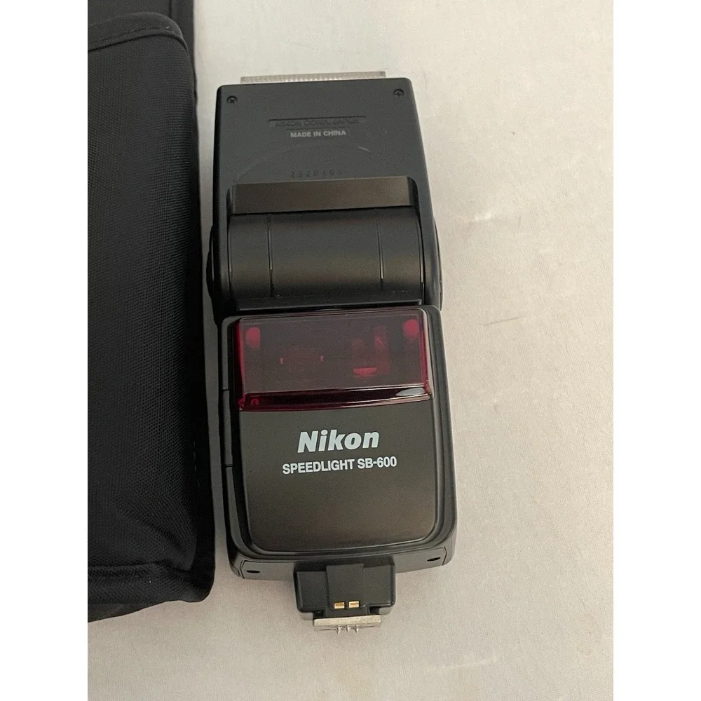 Nikon Speedlight SB-600 Shoe Mount Flash With Case
